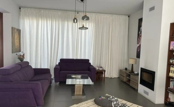 Screenshot_4-10-2025_121945_www.bazaraki.com (Copy)